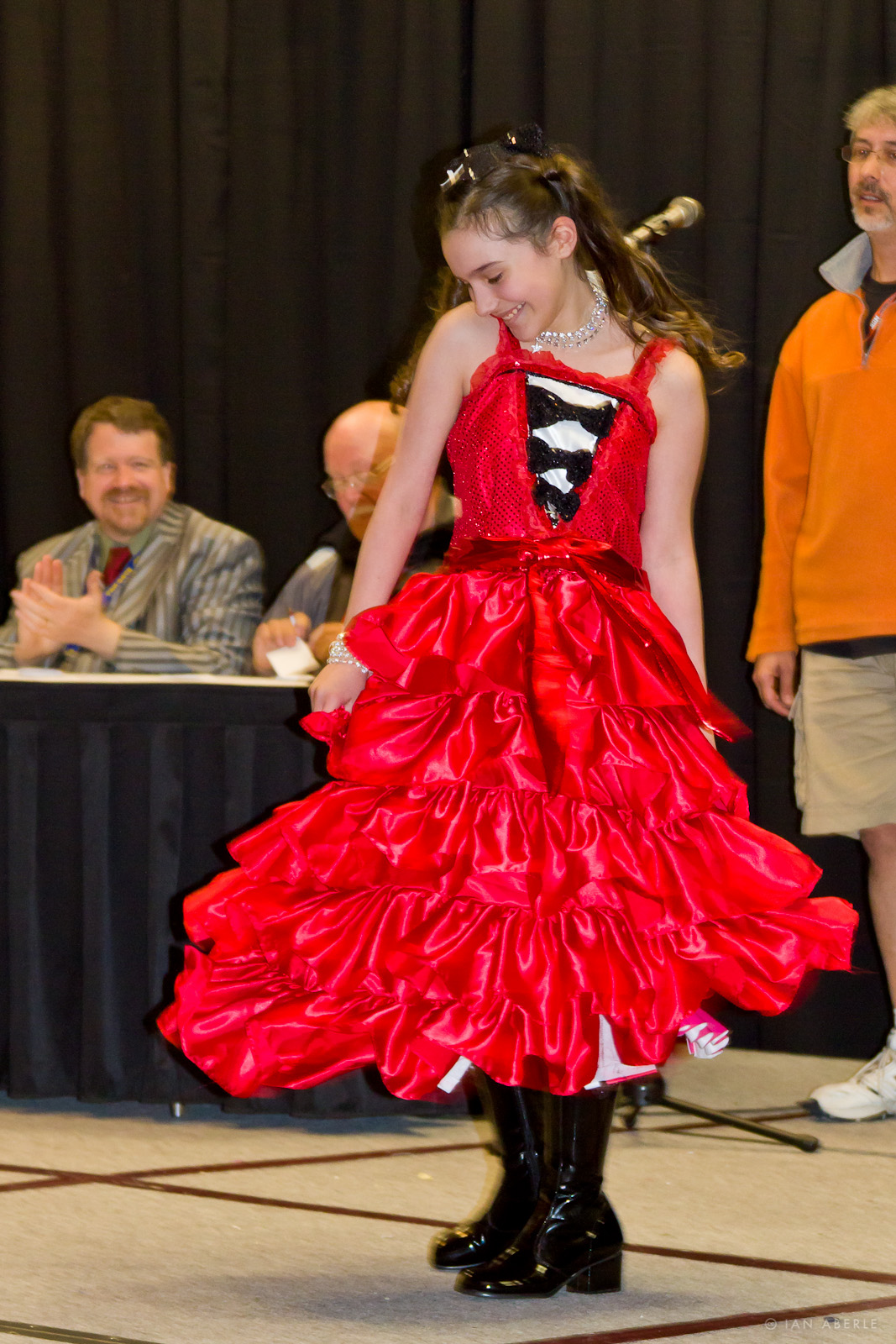 Her dress tranforms!_5563612176_o.jpg